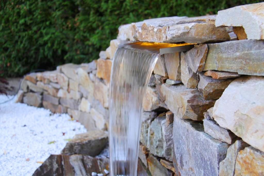 Wasserfall mit LED-Leiste